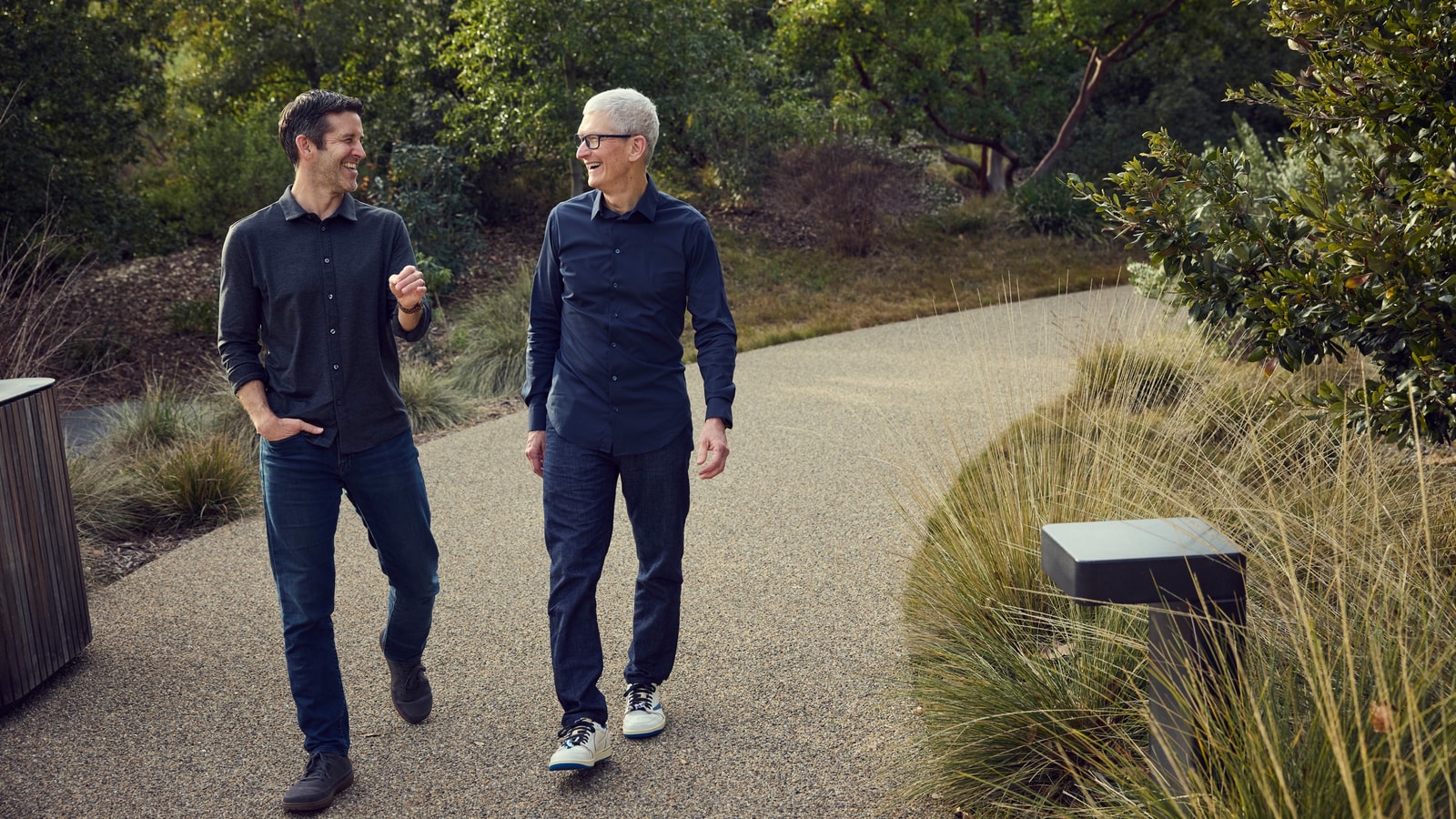 John Ternus 与 Tim Cook 在园区小路上边走边聊