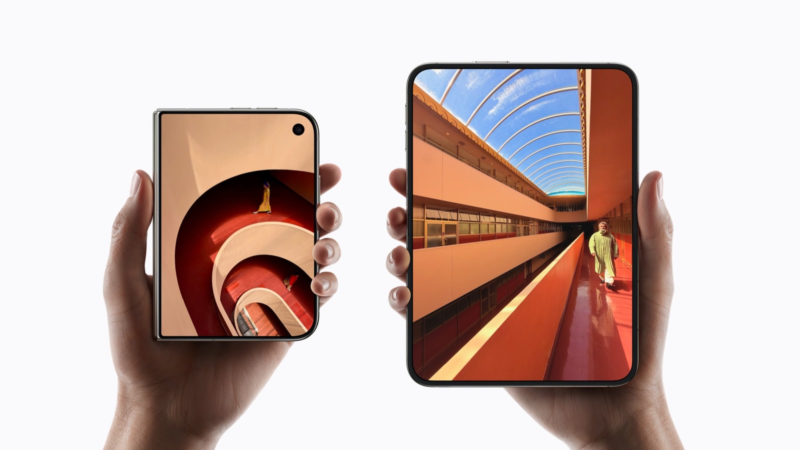 双手分别拿着合起和展开的 iPhone Duo